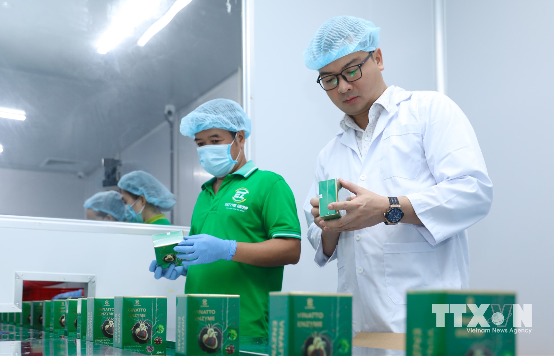 Sản phẩm nano enzyme được sản xuất theo công nghệ hiện đại từ nông sản, giúp chăm sóc sức khỏe, làm đẹp và tạo việc làm ổn định cho gần 2.000 lao động. (Ảnh: Phan Phương/TTXVN)